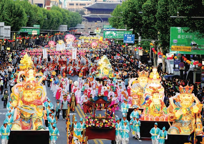 연등 행렬. 음력 4월 8일 석가탄신일을 기념하기 위해 열린다